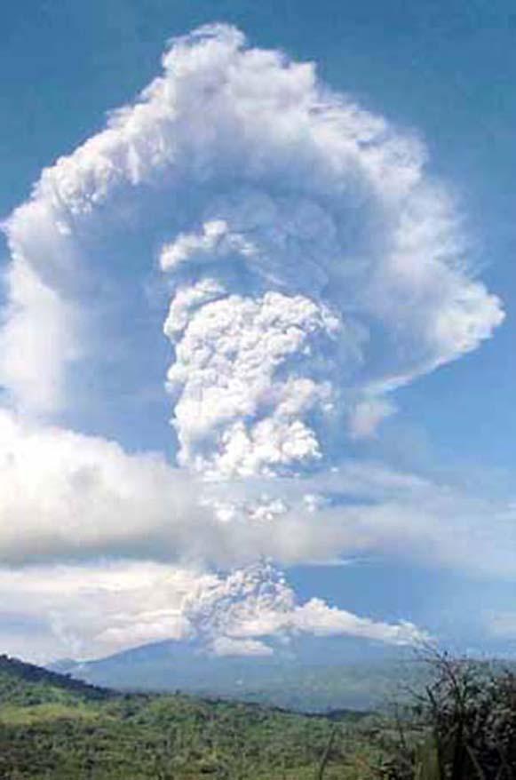 ice-rich (>20 MT) stratospheric umbrella cloud ~20 km max.