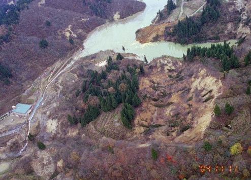 Primary landslides directly induced by the earthquake Photo 2.