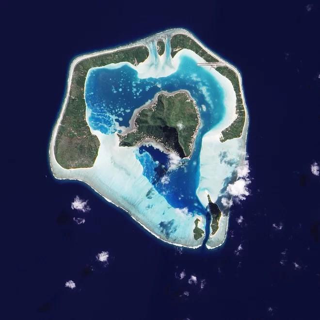 static volcanic island Island starts to sink