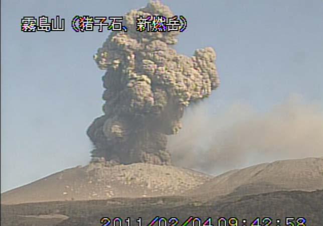 Kirishimayama(Shinmoedake)[Alert Level : 3] On 26 th January, a phreatomagnetic eruption started at Shinmoedake in the Kirishimayama volcano group, accompanying the emission of large amount of