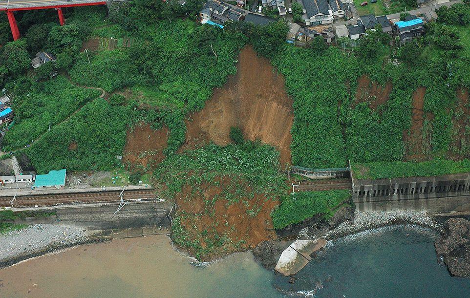 4. LANDSLIDE MASS THAT HAS BLOCKED JR HOKURIKU RAILWAY A slope failure occurred at Oumigawa station (37 20 46.24 N, 138 29 10.