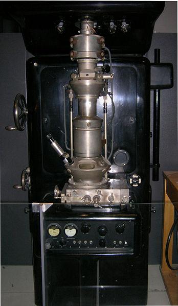 Ruska and Max Knoll built an electron microscope :