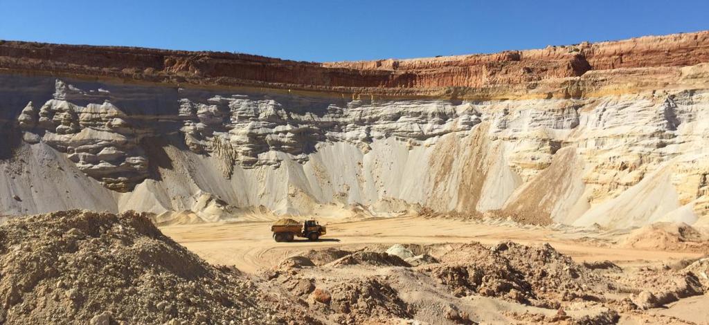 Fifth Australian Regolith Geoscientists Association Conference iii Panorama of the current quarry face at Clinton Quarry (Yorke Peninsula, SA) exposing fluvial palaeochannel deposits overlain by