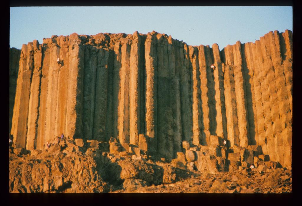 GEOL& 101 INTRODUCTION TO PHYSICAL GEOLOGY PIERCE COLLEGE PUYALLUP COURSE SYLLABUS Winter Quarter, 2018 Item 7090 Section WA Columnar joints in Columbia River Basalts at Frenchman s Coulee near