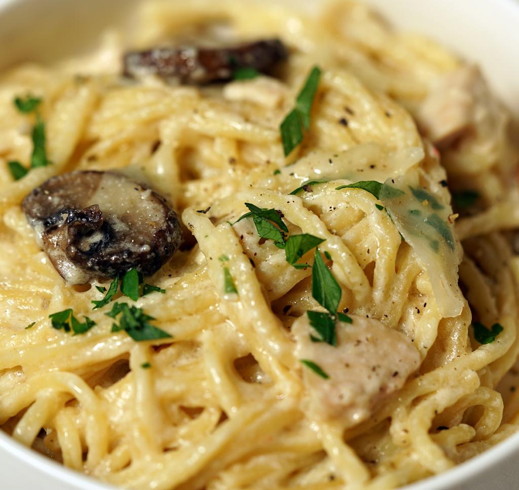 Chicken Tetrazzini Chicken Tetrazzini Chicken Tetrazzini is creamy, rich and delicious. It serves a crowd and it s a great way to repurpose leftovers - enjoy!