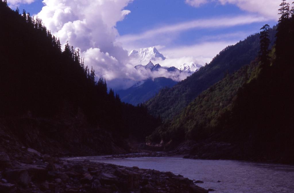 Repeated episodes of glacially driven damming of the Tsangpo River.