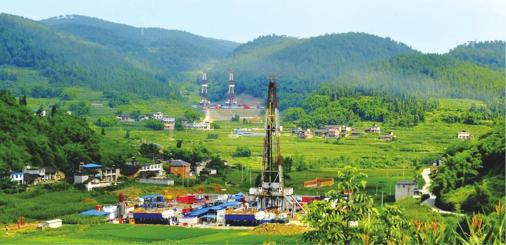 Fig.2 Environment-friendly shale gas production in Jiaoshiba, Fuling, Chongqing (the No.29 and 33 drilling pads) (Photo courtesy: Sinopec Jianghan Oilfield Company).