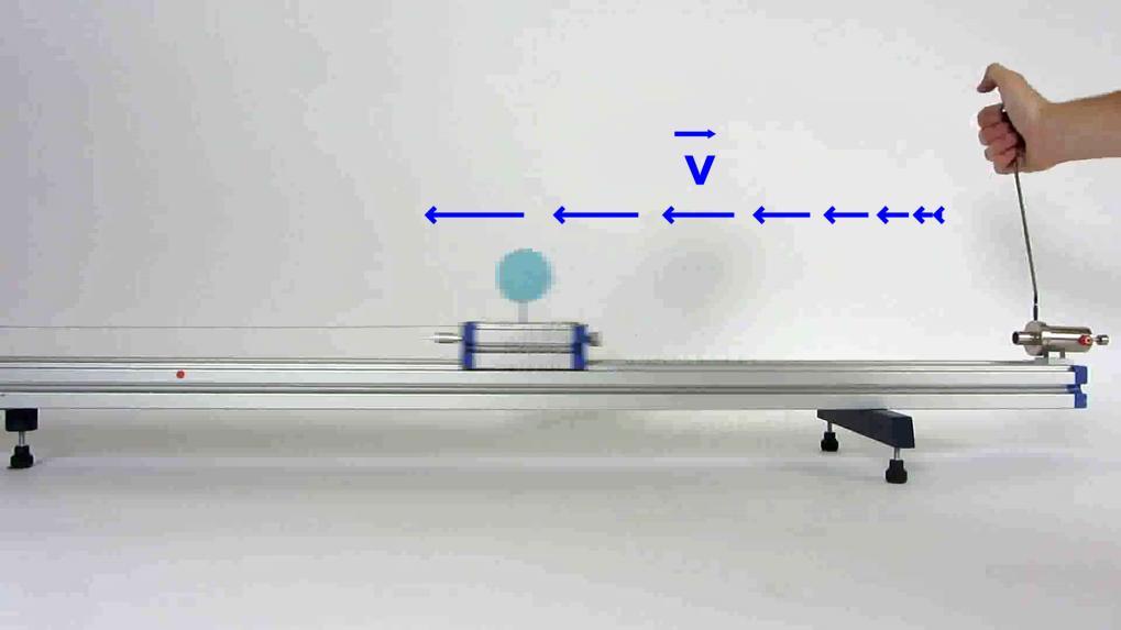Newton's second law with the demonstration track Figure 5: Integration of the velocity vectors into the video Figure 5 shows the following: The direction of the arrow indicates the direction of the