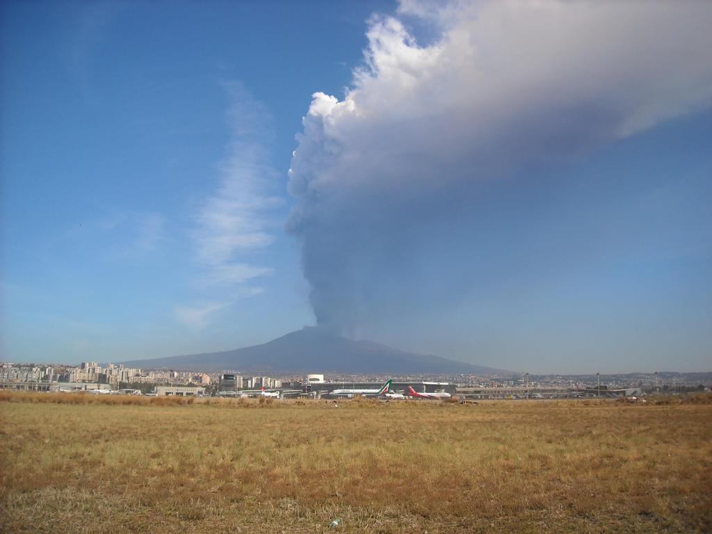 MER from ground observations: practices and progresses at Osservatorio Etneo for measuring ash clouds-forming eruptions