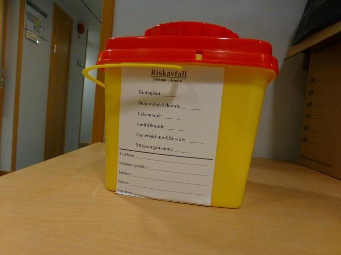 (5) For smaller parts as needles and scalpel blades, use the small yellow plastic containers with red lid fig. (6).