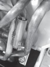 4) Remove the fixing screw of the heat exchanger fixing holder (upper).