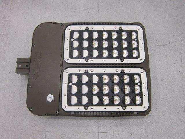 Product Information Manufacturer Model Number (SKU) Serial Number LED Type Cree Inc OSQ-HO-A-xx-3ME-40L-40K-UL w/osq-ho-blsf PL09255-002 MDA Product Description Brown finned metal housing.