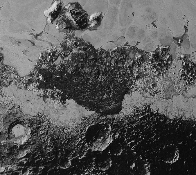 Obr. 6. 350 km široký pohl ad na Pluto ukazuje obrovskú rozmanitost povrchových útvarov a geologických foriem na trpasličej planéte.