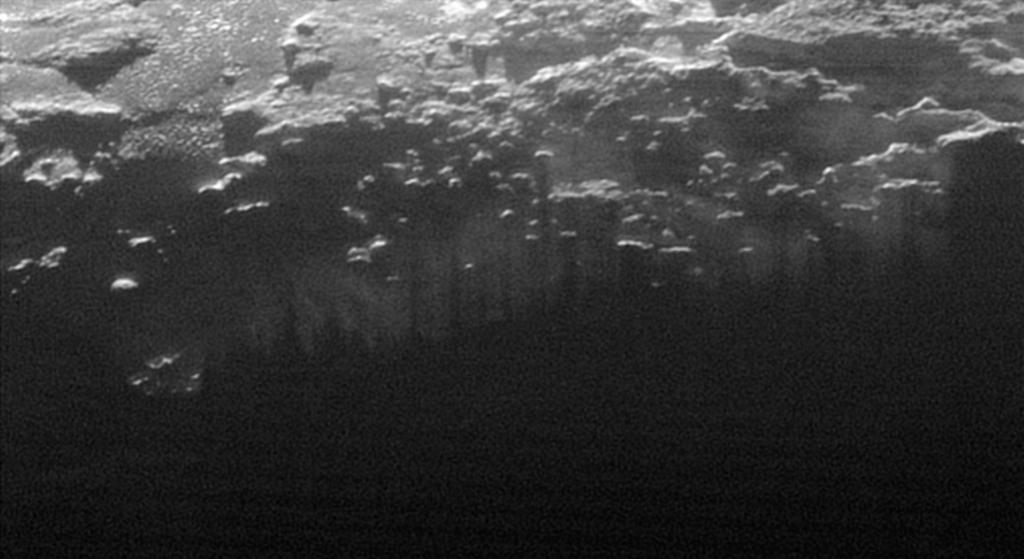 dinách mlčania, počas ktorého boli všetky prístroje plne sústredené na pozorovanie blízkeho Pluta, prihlásila riadiacemu stredisku.