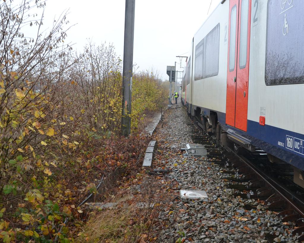 Photo of the train E15809 stopped on the secondary track after the accident, showing the area where the agents were walking.