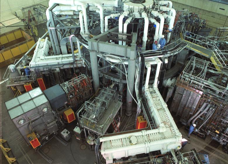 The Tokamak Fusion Test Reactor TFTR construc8on was completed in 6.5 years by an integrated team of PPPL, Ebasco and Grumman engineers.