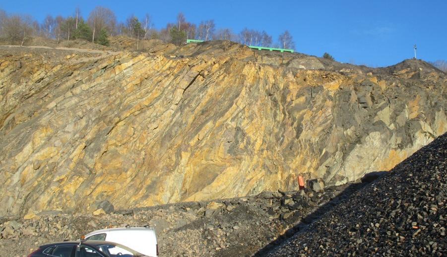dm-m scaled. In the western part of the quarry and in faults, it is cm-scale banded. There are four rocktypes that make up the bands in this gneiss.