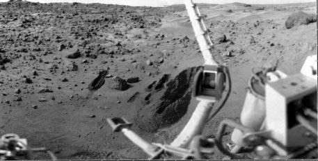 Scale: The view east of Viking 1 s landing site. The furthest point of the right-hand most trench is 3 m away from the lander. The smaller trenches are about 10 cm wide.