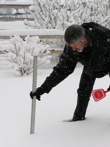 Measuring The Depth Of Total Snow Goal: Measure the total amount of snow on the ground at your location, including both new snow and snow that was already there -Tools: Snow stick *Find a level spot,