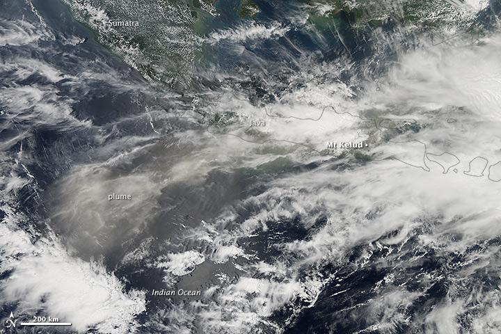 Clouds & ash True colour image from AQUA - MODIS Cloud from IASI at the same time as ash BT at 10.