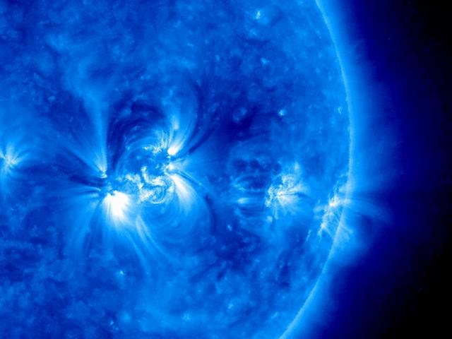 Quasi equilibrium in coronal field Extreme UV movie taken by Solar TErrestrial RElations
