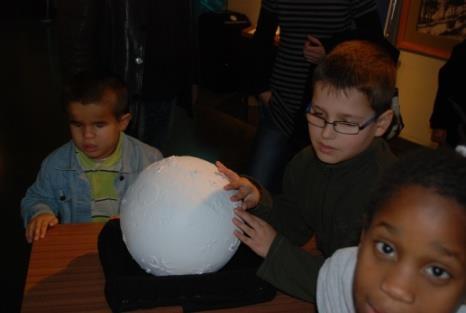 Includes a planetarium show with an audio component and tactile semi-spheres where the public can touch constellations and other objects of the Universe.