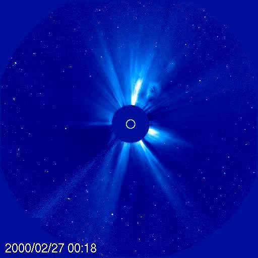 The Sun ejects vast magnetic clouds Magnetic clouds @ Earth Size: 50 Mkm Mass: 10 13