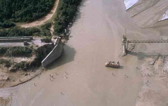 Destruction La Angostura bridge during 1983 flood HYDROEUROPE