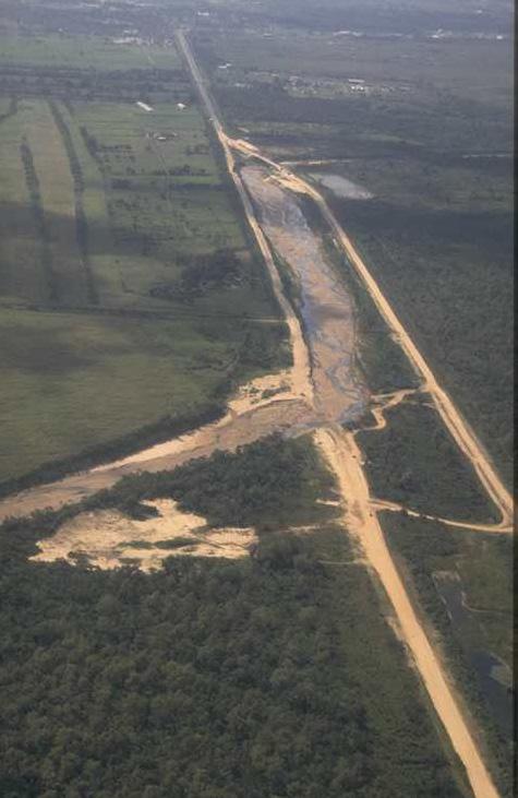 Drainage to La Madre (1992) The small canal from the Montero treatment plant became the Pirai river and destroyed de road bridges (old and new ones) The flow, free of sediment (retained by the