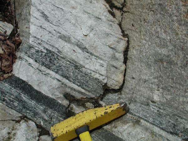 paragneisses horizontally layered at ~30 km Amphibolite to