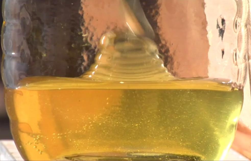 Fluids more complicated than water : 1 For instance, let us have a look at this flow of honey : Movie one can feel that this material is more