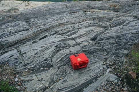 a b c d e f Figure GS-9-3: Outcr op photographs in the Manasan Falls area, Manitoba: a) multicomponent gneiss with