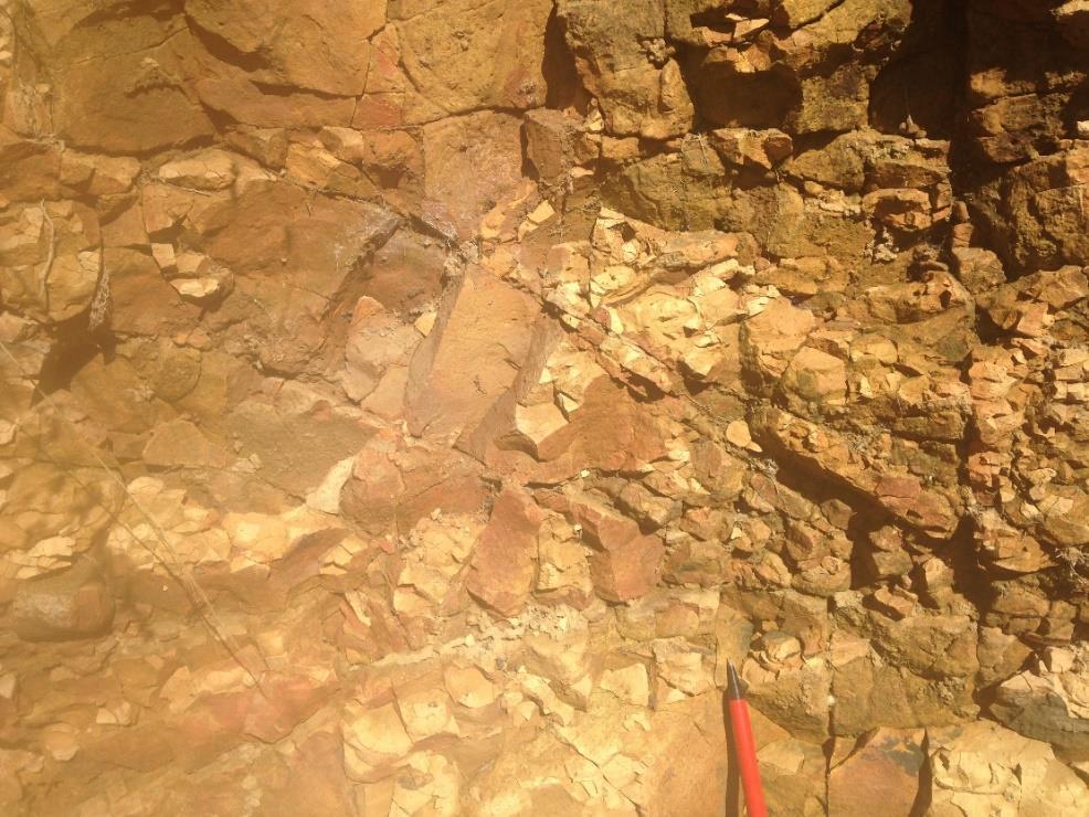 Figure A2.3 Inclined fractures, due to slumps. SITE 3 23K 251116 7412796 600 1m Córrego Alegre Outcrop along different cuts in the construction yard at Km 90 of Castelo Branco Highway.