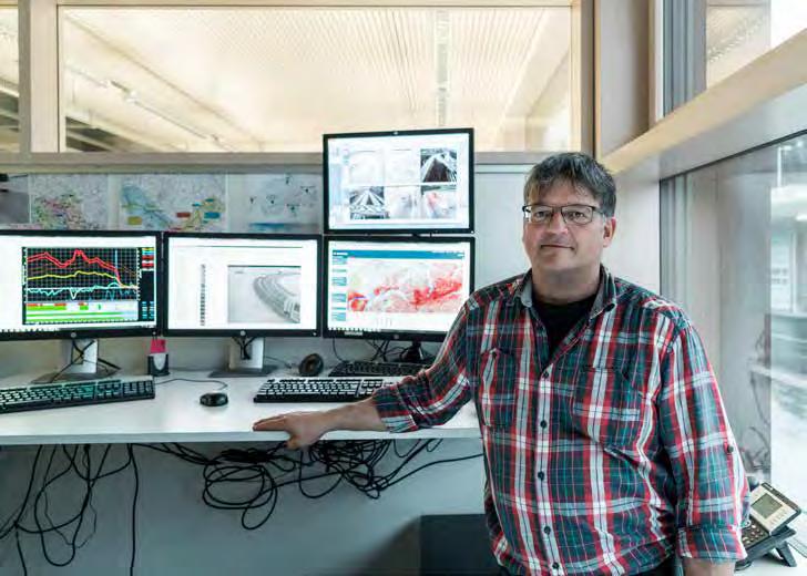 Ivo Häfliger at the headquarters of the Canton of Lucerne s winter road-clearing service in Emmenbrücke ON THE SCREENS (from left) WiMS workstation graph showing variables (red: surface temperature,