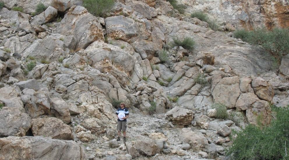 pegmatite sills leads to the formation of a more or less massive, 80-100 m wide granite outcrop (Figure 5.9 and 5.10). This granite is cross-cut by a set of shallow SE dipping granite sheets.