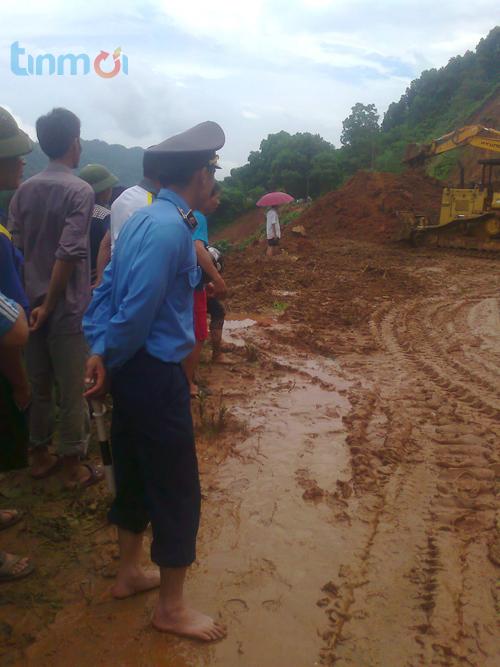 About 30.000m 3 soil collapsed and caused traff ic block in several days.