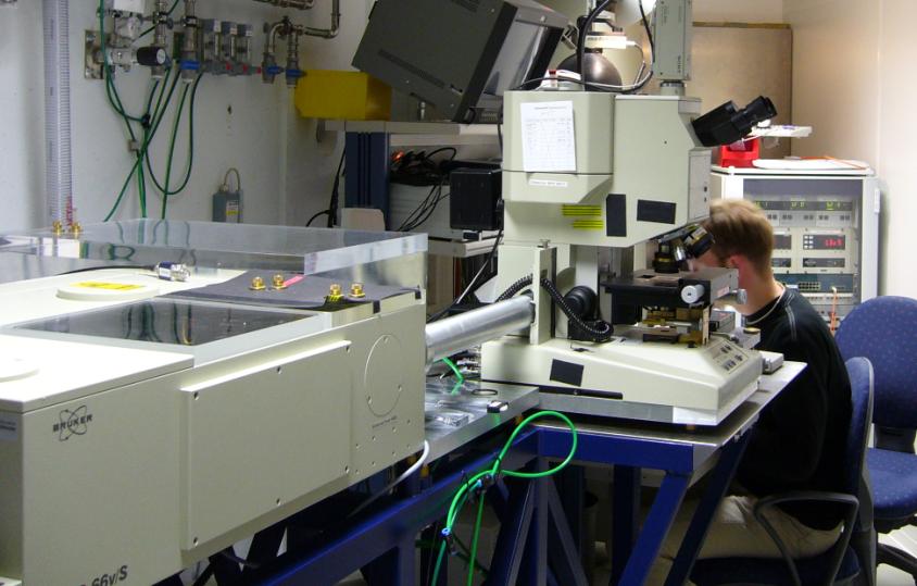 Single-wire IR spectroscopy with IR microscope coupled to an FTIR spectrometer A0 8 µm spot size focused IR beam synchrotron
