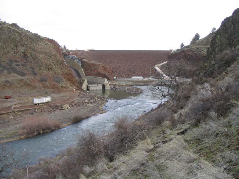 Figure 2. Iron Gate Dam on the Klamath River, California, looking upstream. 2500 1951 Topographic Survey (ft above MSL) 2000 1500 1000 500 0 0 40 80 120 160 River Mile Figure 3.