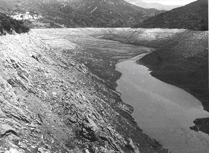 The emptying of Tolla Reservoir Tolla Reservoir (South Corsica) : emptying in order to