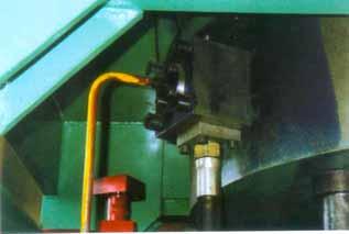 The interior pressure of the vessel is produced by adjusting the stoppers of the frame.