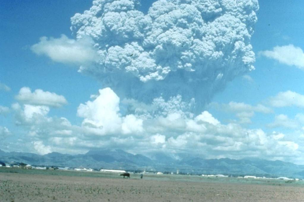 5-6 km 3 of pyroclastic materials erupted and subsequently deposited on