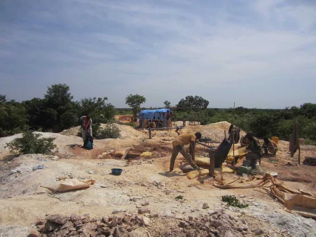 A new artisanal gold mining site has recently begun in the area along strike of the soil geochem anomaly (Figure 7).