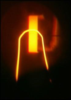 An optical pyrometer with a fading filament consists of a body - B, in which a standard incandescent lamp - L with a bent filament is placed (Fig. 3d and 3e).