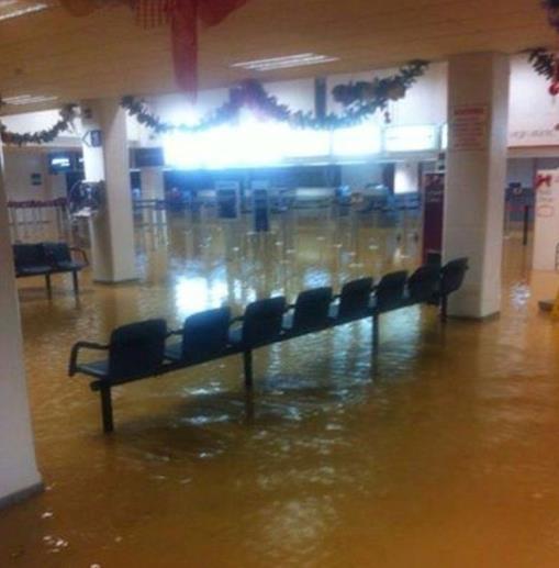 December 2013 Floods in St Lucia Hewanerra Airport flooded during Christmas Eve 2013 trough Hurricane Wind Speeds - The Saffir-Simpson Scale STATUS WINDS (km/hr) WINDS (mph) PRESSURE Depression <56