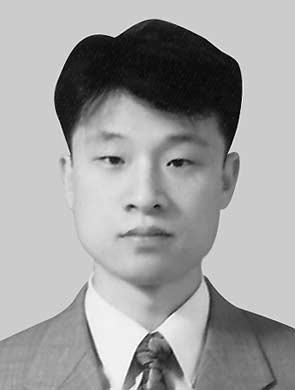 SHIN and LEE: ON THE CAPACITY OF MIMO WIRELESS CHANNELS 677 Hyundong Shin eceived he B.S. degee in eleconics and adio engineeing fom Kyunghee Univesiy, Koea, in 1999, and he M.S. degee in elecical engineeing fom Seoul Naional Univesiy, Seoul, Koea, in 2001.