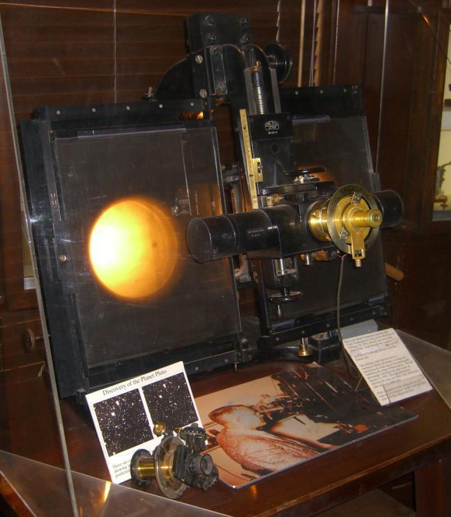 Blink-comparator that Tombaugh used to compare two images,
