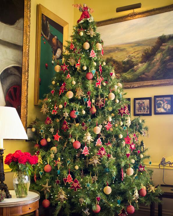 ALL THE TIMELESS BEAUTY AND CHARACTER OF A GEORGIAN HOME AT CHRISTMAS Join us