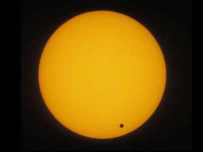 Abschätzung für unser Sonnensystem Planet Umlaufzeit Transitdauer ΔF Wahrscheinlichkeit [Jahr] [Stunde] [%] [%] Merkur 0.24 8.1 0.0012 1.19 Erde 1.00 13.0 0.