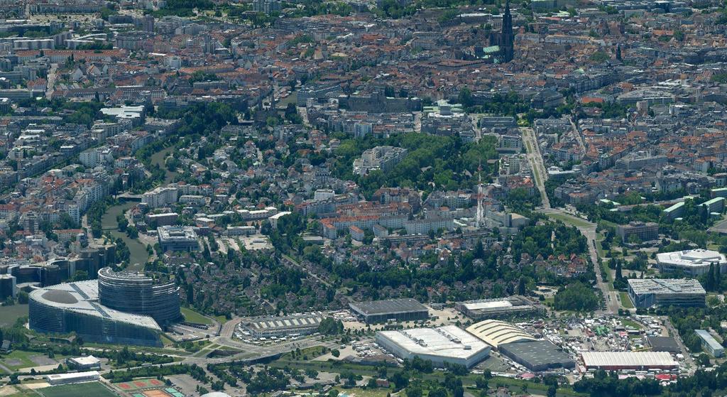4. Looking ahead at 3D and time modelling From 2D detailed data to 3D modelling In 2013, Strasbourg made a new aerial photo campaign and it seemed useful to acquire not only vertical shots but also