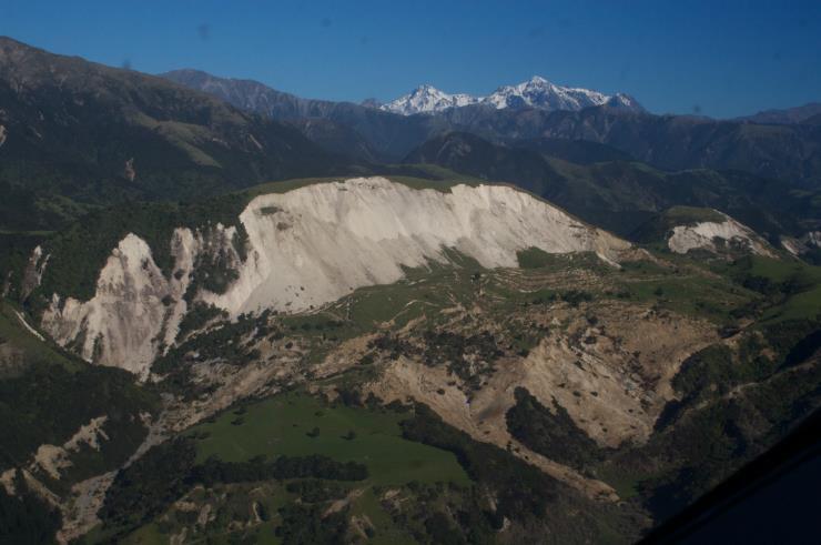 Association with huge landslides close to the